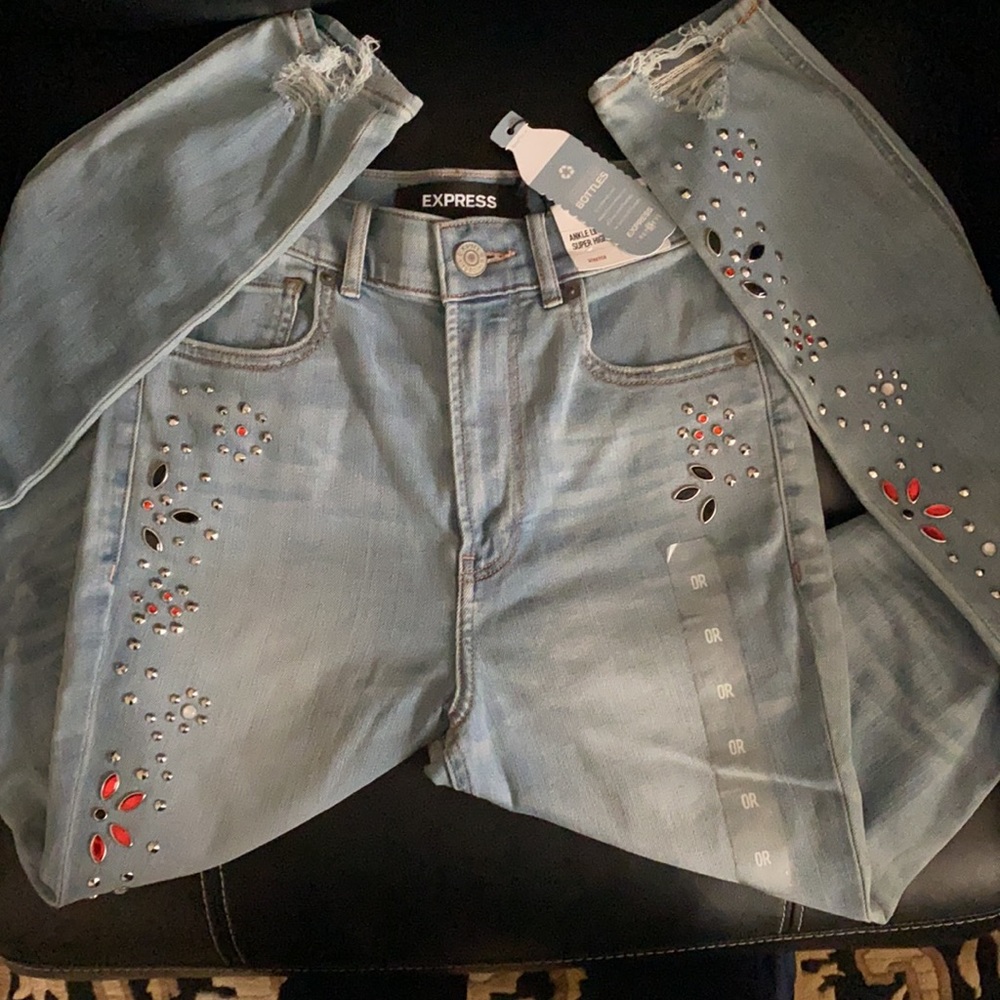Super cute and skinny stone embellished jeans.